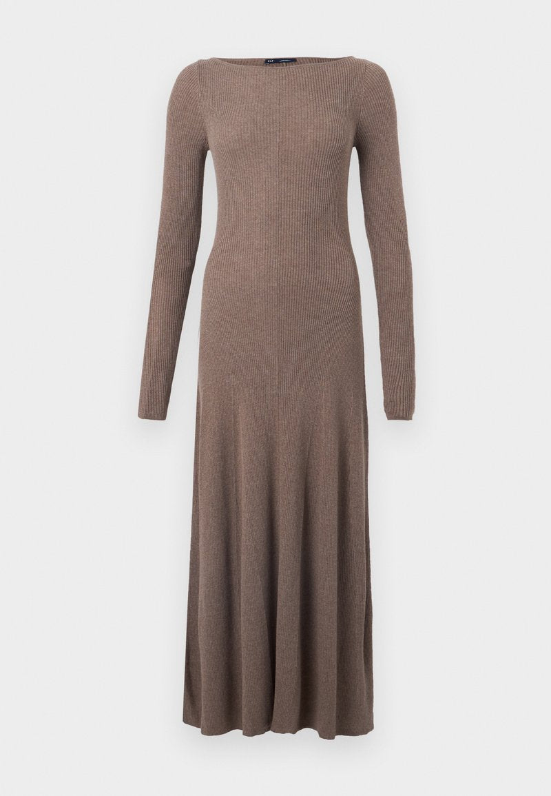 Langes braunes, geripptes Strickkleid mit langen Ärmeln und einem Boot-Ausschnitt, das einen taillierten Oberkörper hat, der sich zum Saum hin ausstellt.
