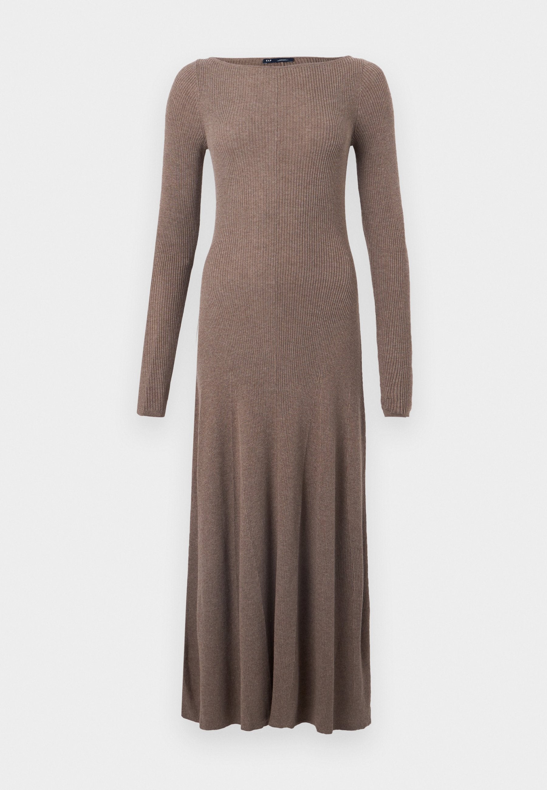 Langes braunes, geripptes Strickkleid mit langen Ärmeln und einem Boot-Ausschnitt, das einen taillierten Oberkörper hat, der sich zum Saum hin ausstellt.