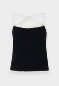 Schwarzes Häkel-Camisole mit cremefarbenem gewelltem Saum, mit gekreuzten Spaghettiträgern und einer taillierten Silhouette. Glatte Textur mit horizontalen Mustern.