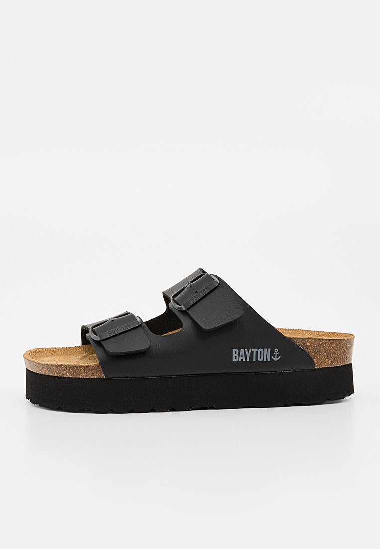 Schwarze Slip-On-Sandale mit zwei verstellbaren Schnallen, Korkfußbett, dicker schwarzer Sohle und "BAYTON" Logo an der Seite.