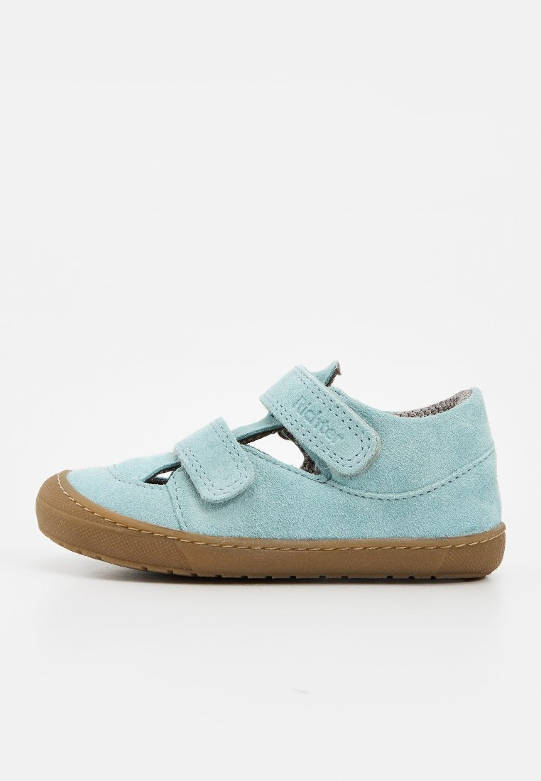 Hellblauer Wildleder-Kinderschuh mit zwei Klettverschlüssen und brauner Gummisohle, seitlich auf weißem Hintergrund gezeigt.