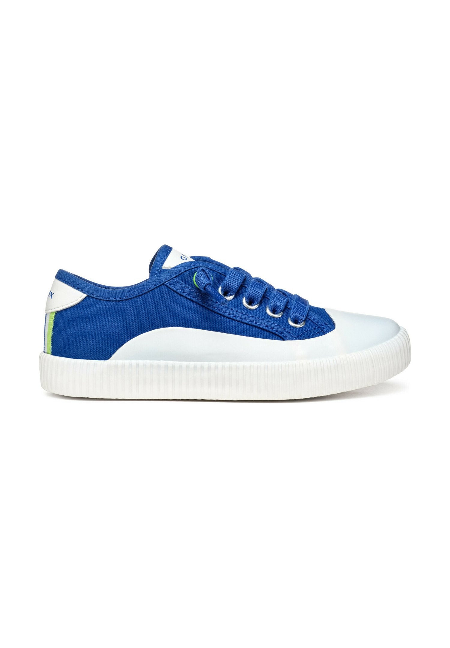 Blaue Segeltuchschuhe mit weißen Gummi-Zehen und -Sohlen. Nietenöse, runde Schnürsenkel und ein grüner Akzent an der Ferse. Abgerundete Form.