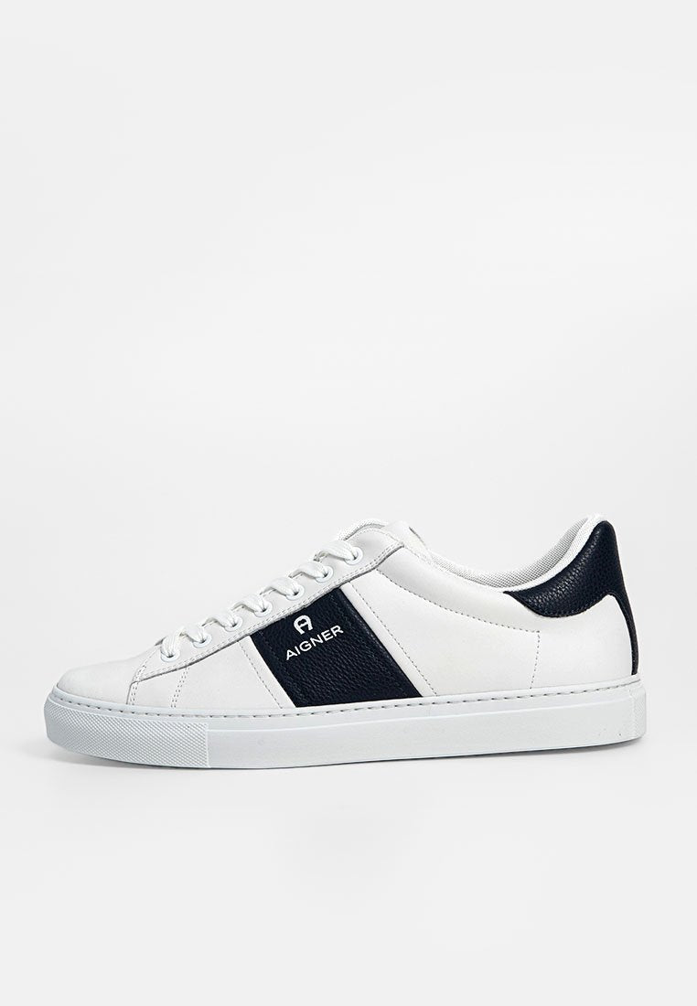 Weiße Sneakers mit schwarzen Lederakzenten, ausgestattet mit einem glatten Obermaterial, runder Zehenpartie, Schnürverschluss und einem strukturierten Seitenelement, das ein Logo zeigt.