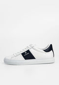 Weiße Sneakers mit schwarzen Lederakzenten, ausgestattet mit einem glatten Obermaterial, runder Zehenpartie, Schnürverschluss und einem strukturierten Seitenelement, das ein Logo zeigt.