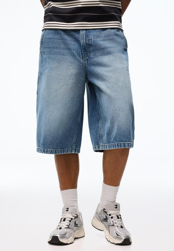 Bershka BAGGY BERMUDA - Denim shorts - blue denim