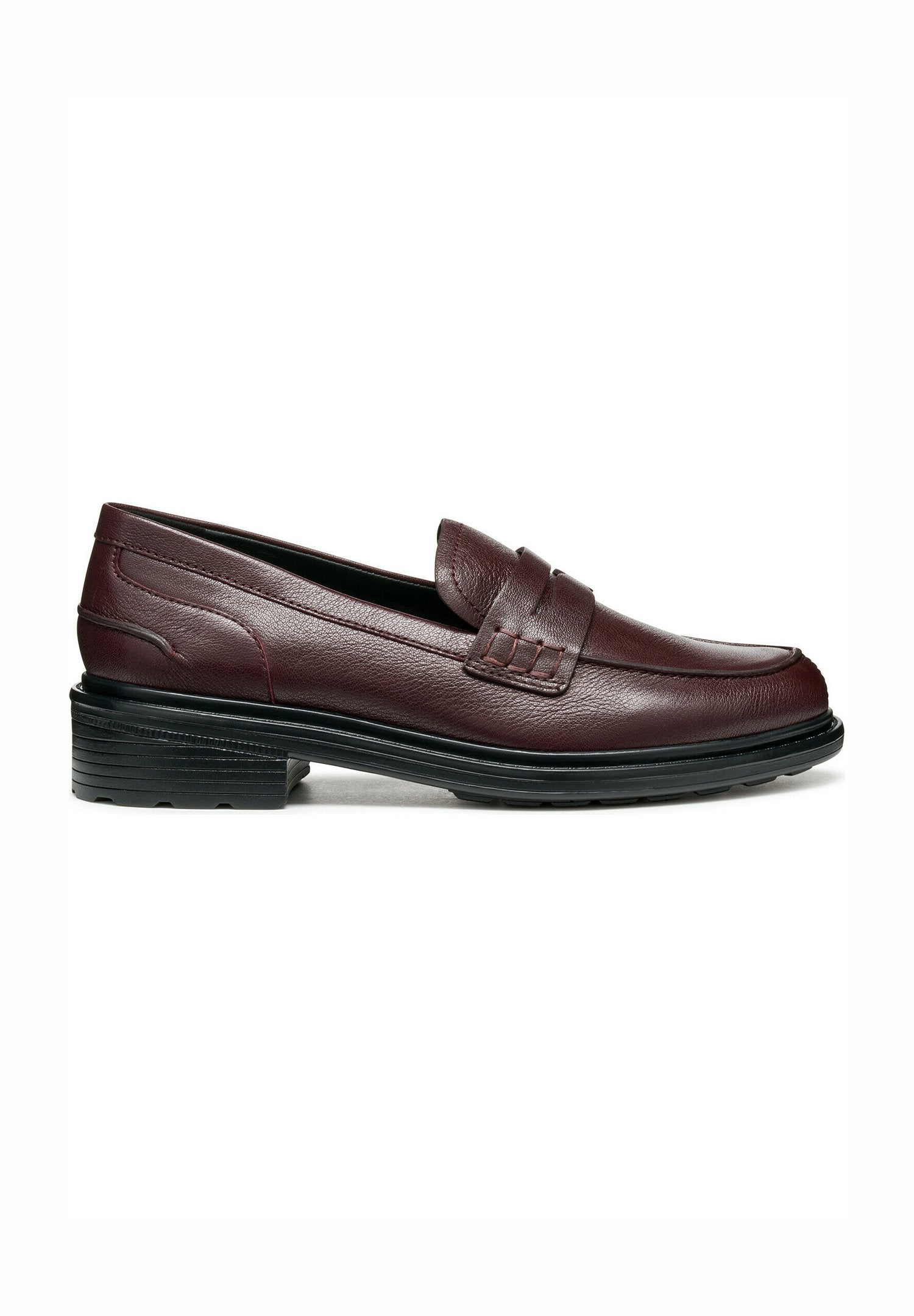 Burgunderfarbene Lederloafers mit einem gestickten Muster und einem erhöhten Riemen an der Vorderseite, ausgestattet mit einer strukturierten Gummisohle für besseren Halt.