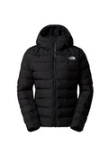 Schwarze, puffy Jacke mit Kapuze, ausgestattet mit einem Reißverschluss und einem gesteppten Design. Das Logo ist auf der linken Brustseite angebracht.