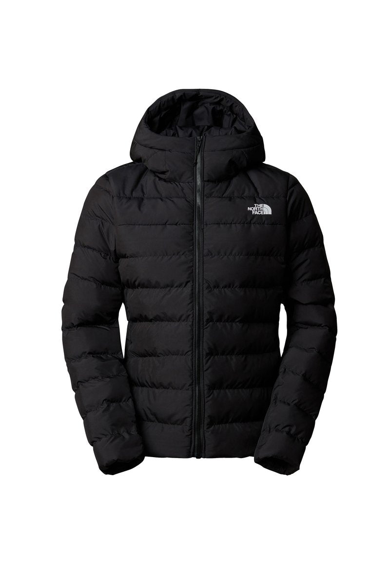 Schwarze, puffy Jacke mit Kapuze, ausgestattet mit einem Reißverschluss und einem gesteppten Design. Das Logo ist auf der linken Brustseite angebracht.