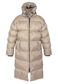 Beige Pufferjacke mit einem Frontreißverschluss, einer großen Kapuze und langen Ärmeln. Mit horizontaler Steppung und seitlichen Taschen. Glattes, glänzendes Material.
