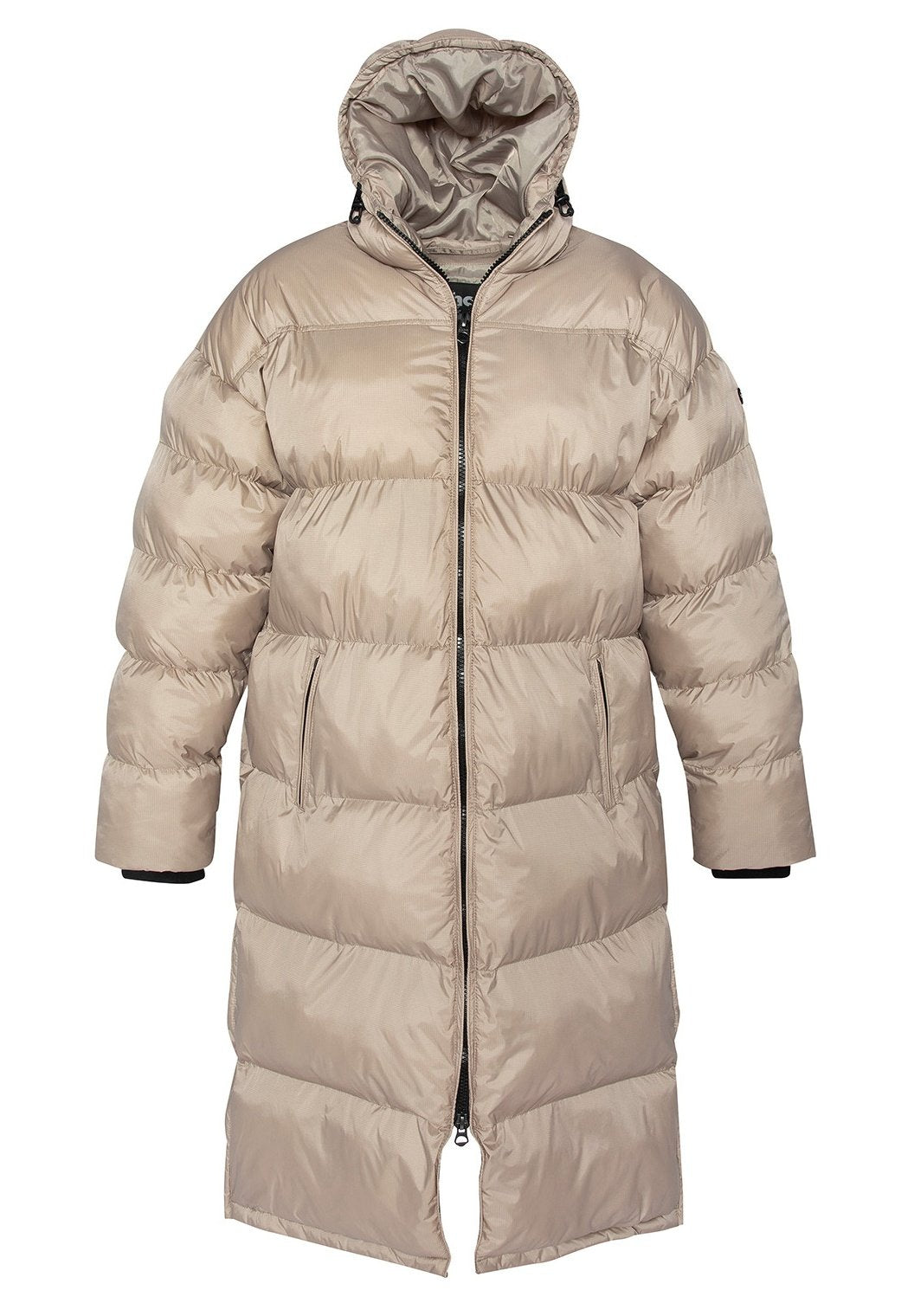 Beige Pufferjacke mit einem Frontreißverschluss, einer großen Kapuze und langen Ärmeln. Mit horizontaler Steppung und seitlichen Taschen. Glattes, glänzendes Material.