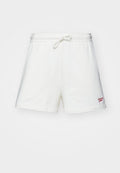 Weiße Baumwollshorts mit elastischem Bund und Kordelzug, mit einem kleinen roten Logo auf der unteren linken Seite. Glatte Textur, lässiges Design.