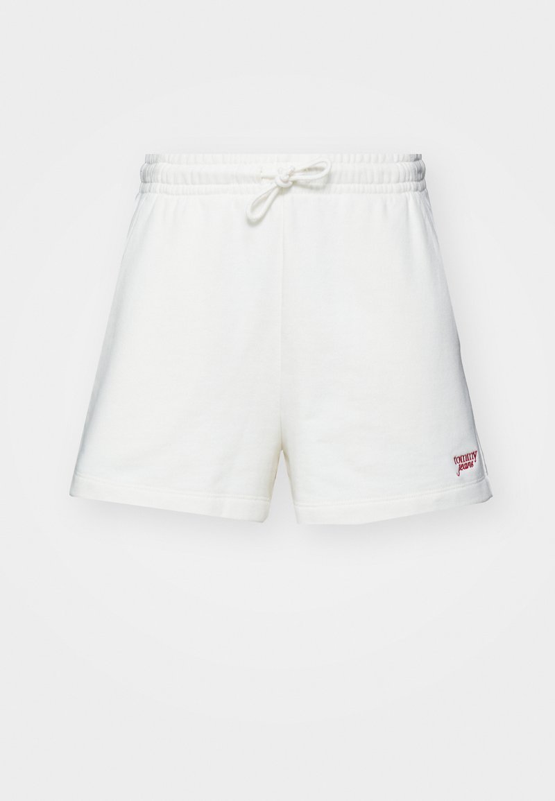 Weiße Baumwollshorts mit elastischem Bund und Kordelzug, mit einem kleinen roten Logo auf der unteren linken Seite. Glatte Textur, lässiges Design.