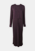 Langes, lila Kleid mit geknöpftem Vorderteil, V-Ausschnitt, langen Ärmeln und plissiertem Rock. Verfügt über eine Kordelzug-Taille für eine anpassbare Passform.