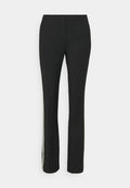 Schwarze Hose mit geradem Bein Design, ausgestattet mit einem strukturierten Seitenpanel, das einen Kontrast zu dem glatten Stoff der Hose schafft.