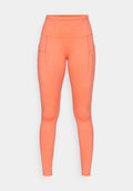 Hochgeschnittene, figurbetonte Leggings in leuchtendem Korallenrot, mit Seitentaschen und kontrastierenden Nähten für zusätzliche Details. Hergestellt aus dehnbarem Stoff.