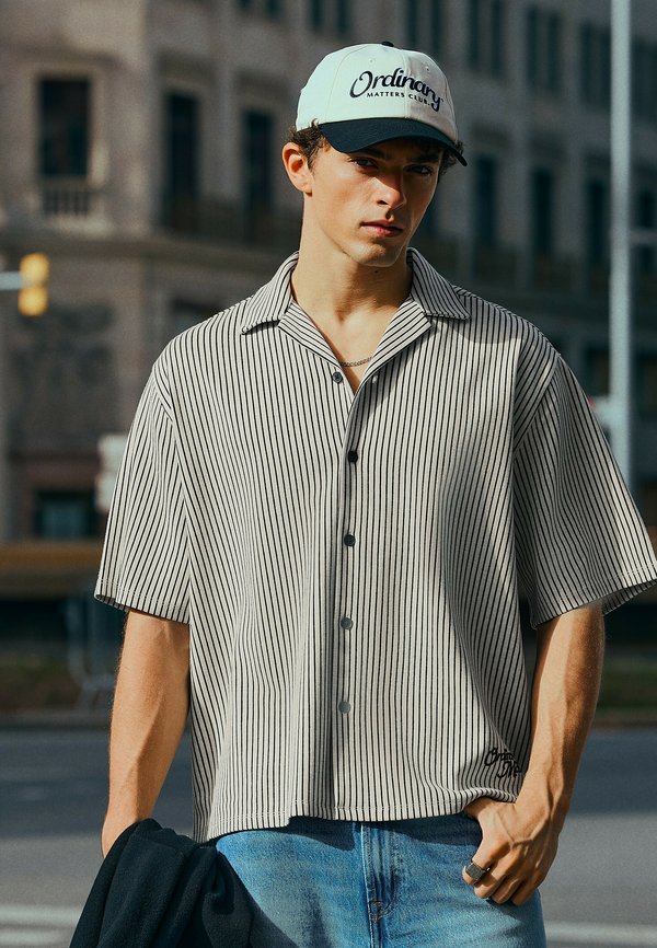 Bershka SHORT SLEEVE BOXY FIT - PRINT SHIRT - Shirt - royal blue