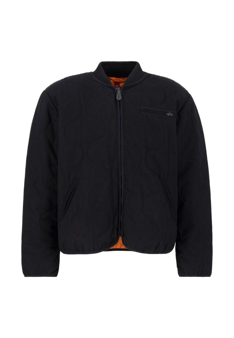 Schwarze gepolsterte Bomberjacke mit Reißverschluss, zwei Seitentaschen und einem orangefarbenen Futter. Rippkragen und -bündchen für zusätzliche Struktur.