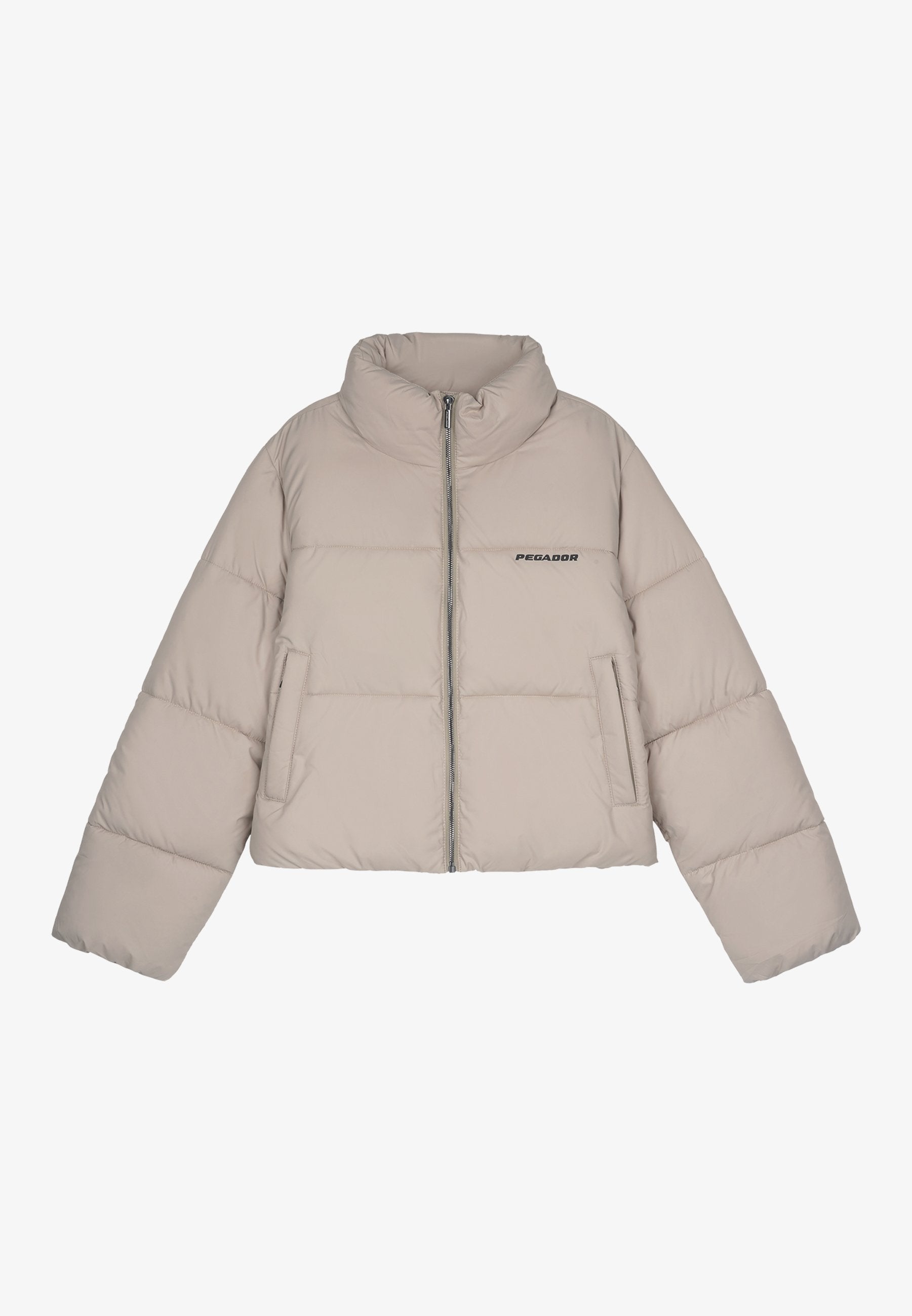 Beige cropped Puffer-Jacke mit hohem Kragen, Reißverschluss, zwei Vordertaschen und schwarzem Branding auf der Brust. Glatte, gepolsterte Textur.