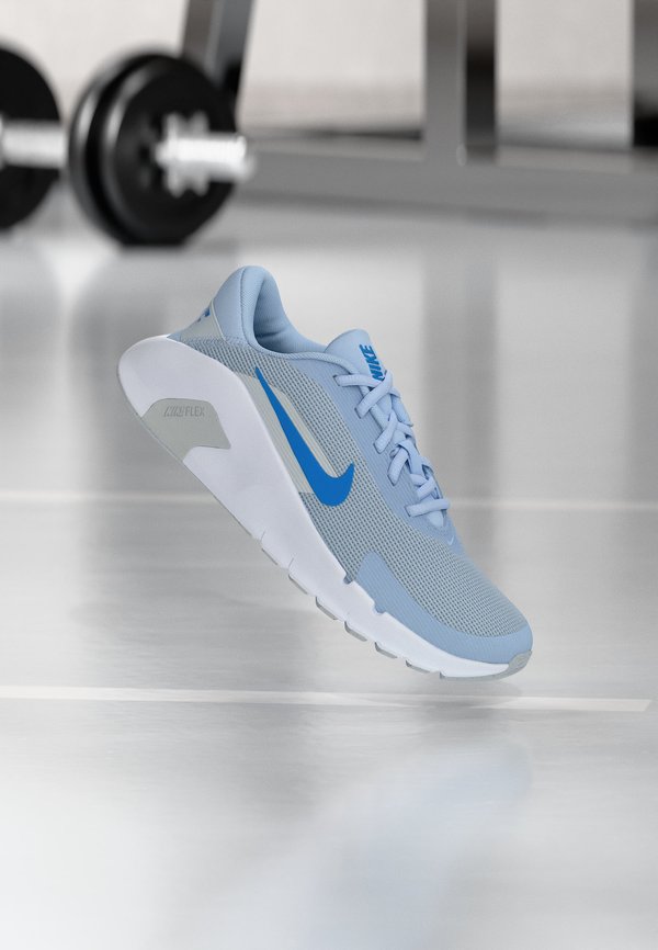 Nike Performance FLEX TRAIN - Training shoe - hydrogen blue/light photo blue/pure platinum-coloured/white