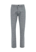 Grau gewobene Hose mit subtiler Textur, schmaler Passform und normalem Taillenbund mit Knopfverschluss. Ideal für legere oder semi-formelle Anlässe.