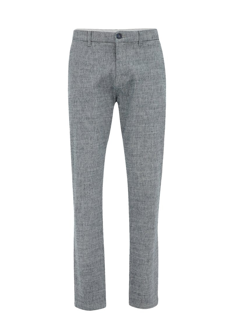 Grau gewobene Hose mit subtiler Textur, schmaler Passform und normalem Taillenbund mit Knopfverschluss. Ideal für legere oder semi-formelle Anlässe.