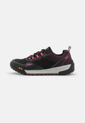 Schwarze und rosa flache Outdoor-Schuhe mit Obermaterial aus Mesh, Gummisohle und Vibram-Logo. Sie verfügen über Schnürsenkel und strukturierte Akzente.