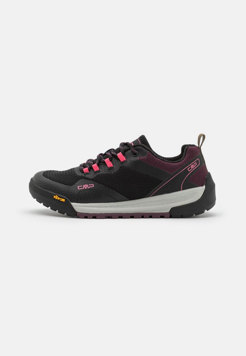 Schwarze und rosa flache Outdoor-Schuhe mit Obermaterial aus Mesh, Gummisohle und Vibram-Logo. Sie verfügen über Schnürsenkel und strukturierte Akzente.