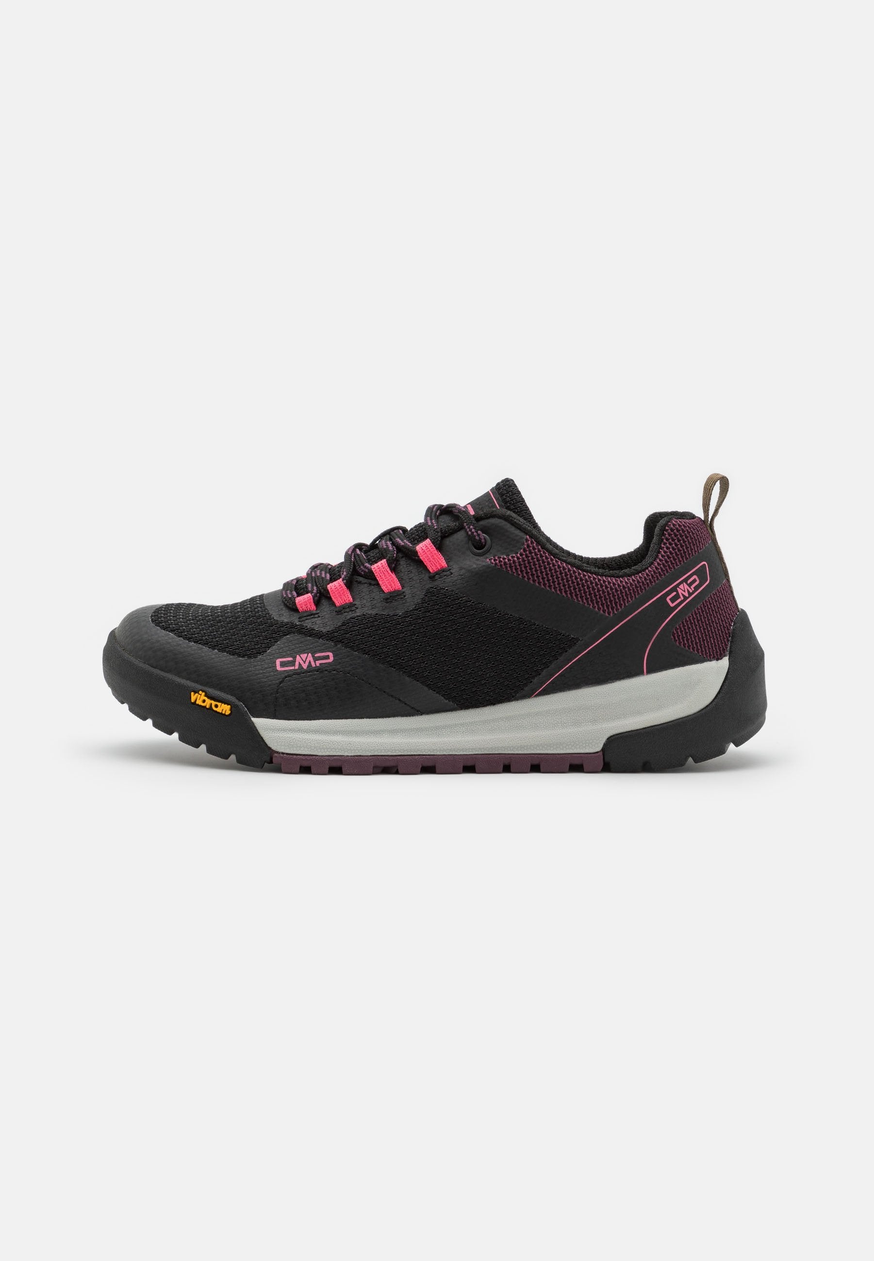Schwarze und rosa flache Outdoor-Schuhe mit Obermaterial aus Mesh, Gummisohle und Vibram-Logo. Sie verfügen über Schnürsenkel und strukturierte Akzente.