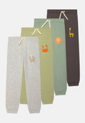 Vier Paare Kinder-Sweatpants in Grau, Hellgrün, Salbeigrün und Dunkelgrau mit Tierillustrationen: Elefant, Krabbe, Löwe und Giraffe.