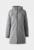 Grau isolierte Jacke mit Kapuze, Reißverschluss vorne und seitlichen Taschen. Glatte Textur, mittellanges Design und verstellbare Kordeln an der Kapuze.