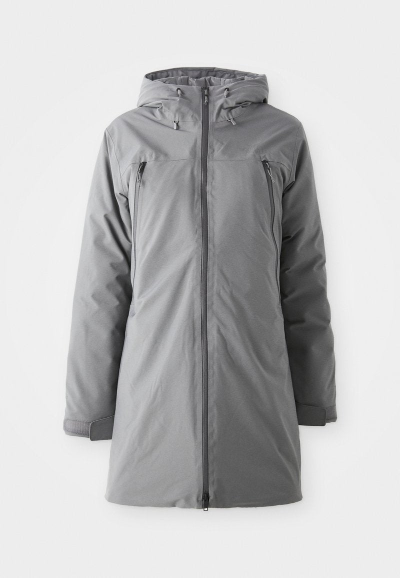 Grau isolierte Jacke mit Kapuze, Reißverschluss vorne und seitlichen Taschen. Glatte Textur, mittellanges Design und verstellbare Kordeln an der Kapuze.
