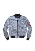 Graue und weiße Tarnfarben-Bomberjacke mit schwarzem Kragen und Bündchen, Frontreißverschluss und einem roten Etikett an der linken Ärmeltasche.