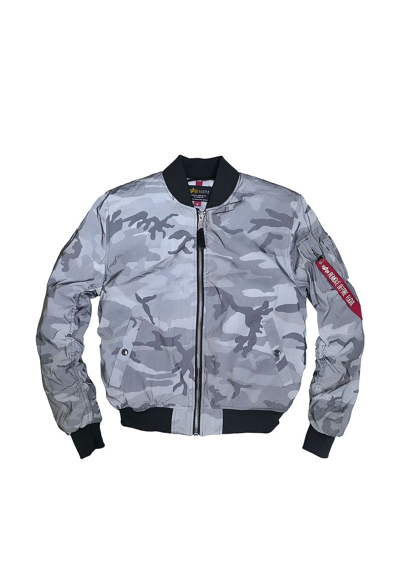 Graue und weiße Tarnfarben-Bomberjacke mit schwarzem Kragen und Bündchen, Frontreißverschluss und einem roten Etikett an der linken Ärmeltasche.