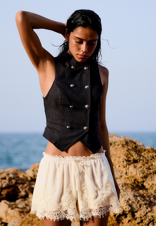 Bershka SHORTS WITH LACE - SHORTS - Shorts - beige