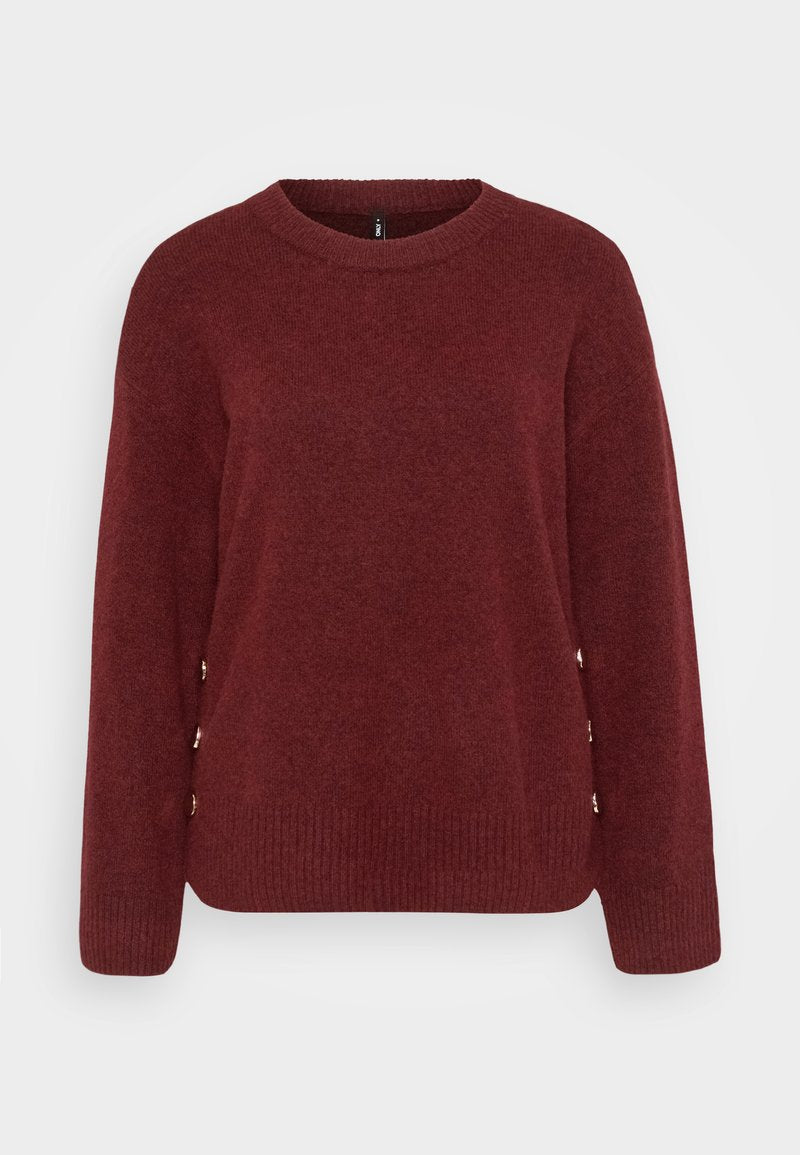 Burgunderfarbener Pullover aus weichem Strickstoff. Mit Rundhalsausschnitt, langen Ärmeln und goldenen Knopfdetails an der Seite. Strukturierte Oberfläche.