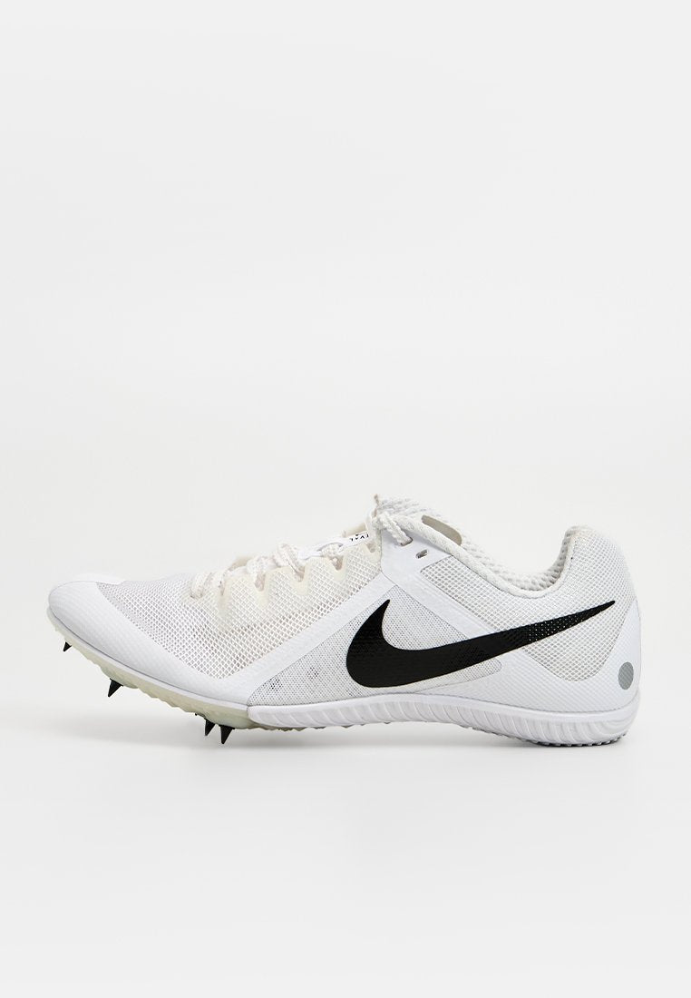 Weißer Sportschuh mit schwarzem Nike-Logo, Mesh-Obermaterial und Gummisohle mit sichtbaren Stollen für Traktion. Minimalistisches Design und Texturdetails.