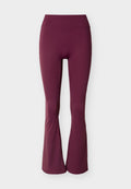 Hoch taillierte, pflaumenfarbene, ausgestellte Leggings mit glattem, nahtlosem Design vor weißem Hintergrund.