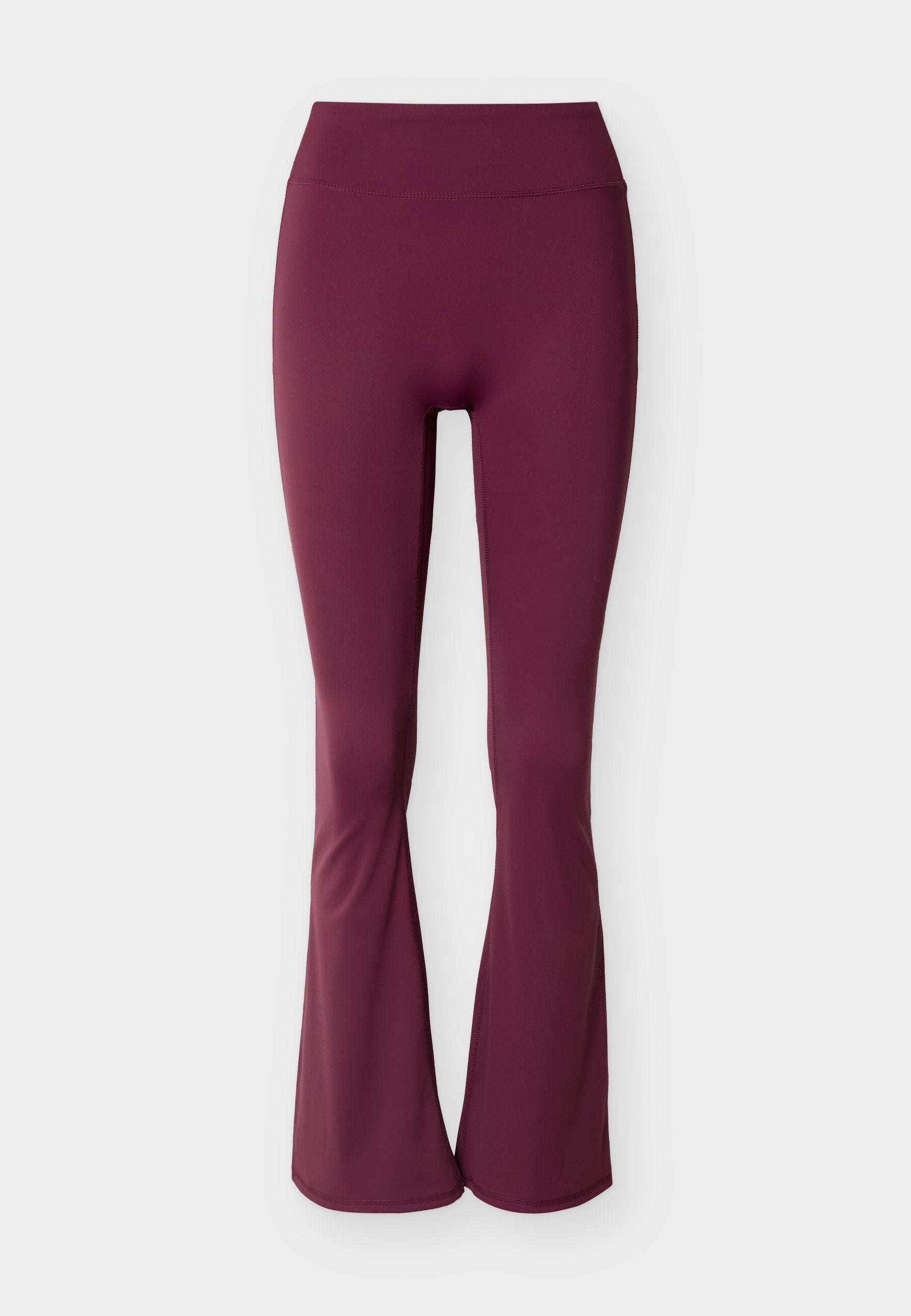Hoch taillierte, pflaumenfarbene, ausgestellte Leggings mit glattem, nahtlosem Design vor weißem Hintergrund.