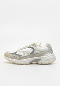 Weißer und grauer Sneaker mit niedrigem Schaft, aus Wildleder- und Mesh-Elementen, dicker Sohle und "Tommy Jeans"-Logo an der Seite, in der Seitenansicht gezeigt.