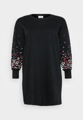 Schwarzes Sweatkleid mit langen Ärmeln, die am Bund mit einem bunten Leopardenmuster verziert sind. Weicher Stoff, lockere Passform, runder Ausschnitt.