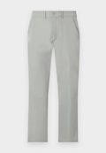 Hellgraue Hose mit glatter Textur, geradem Schnitt, Fronttaschen und einem einzigen Knopfverschluss am Bund.
