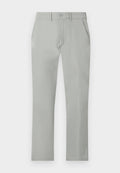 Hellgraue Hose mit glatter Textur, geradem Schnitt, Fronttaschen und einem einzigen Knopfverschluss am Bund.