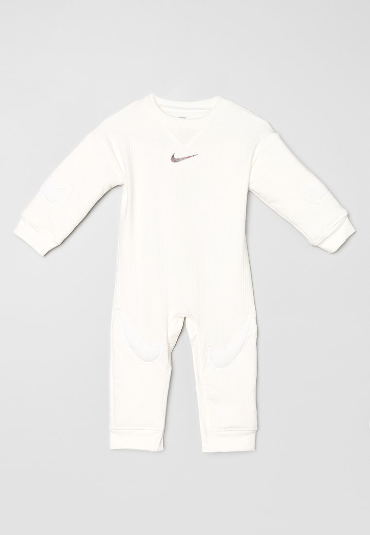 Weißer Langarm-Body mit gerippter Textur, rundem Halsausschnitt und Knietransfer. Mit einem kleinen roten und schwarzen Nike-Logo auf der Brust.