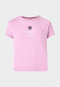 Rosa T-Shirt mit kurzen Ärmeln aus weichem Stoff, mit weißem "tommy"-Text und einem schwarzen Stern über dem Wort "girl". Einfaches Design.
