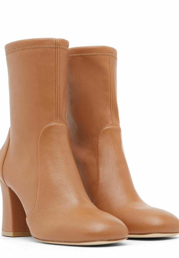 Stuart Weitzman CURVEBLOCK