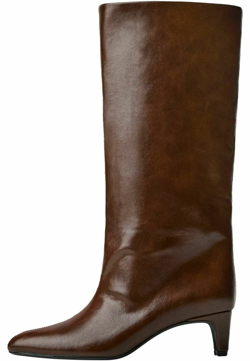 Braune Lederstiefel bis zum Knie mit spitzem Zehen und schmalem Absatz, die eine glatte Textur und ein einfaches Design aufweisen.