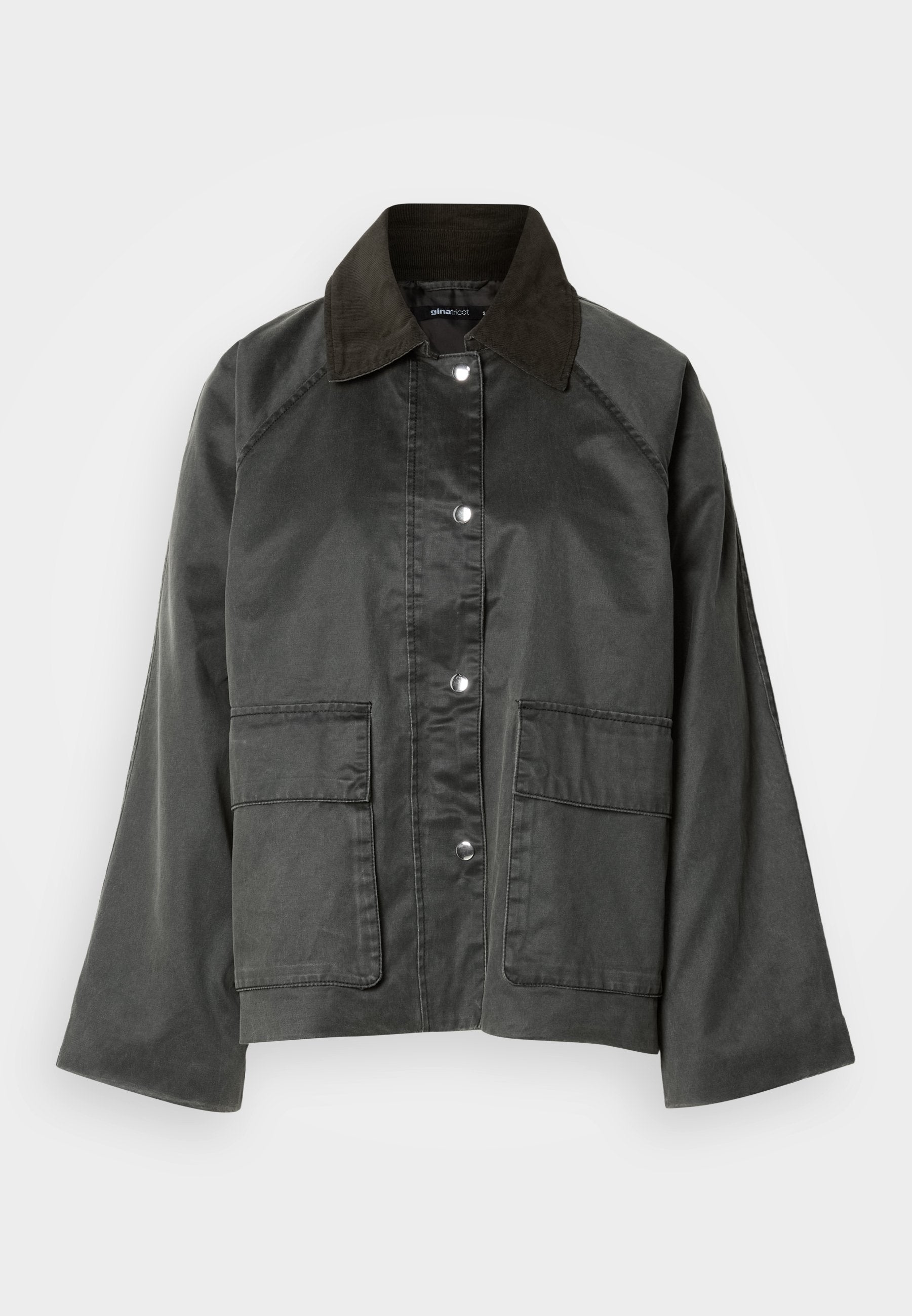 Frontalansicht einer grauen, leichten Jacke mit einem dunkelbraunen Kragen, Druckknöpfen und zwei großen Fronttaschen. Glatte Textur, lässiges Design.
