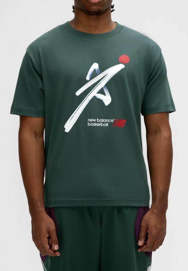 New Balance BASKETBALL PAINTED T-SHIRT - Print T-shirt - nightwatch green green