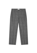 Grau maßgeschneiderte Hose mit einem dezenten Karomuster im Fensterpaneel-Stil, vorn mit Knopf, Gürtelschlaufen und seitlichen Taschen, flach auf einem weißen Hintergrund liegend.