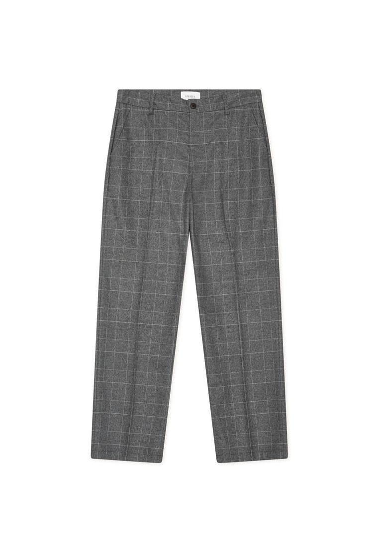 Grau maßgeschneiderte Hose mit einem dezenten Karomuster im Fensterpaneel-Stil, vorn mit Knopf, Gürtelschlaufen und seitlichen Taschen, flach auf einem weißen Hintergrund liegend.